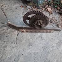 lumaca artistica in acciaio con ingranaggi