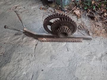 lumaca artistica in acciaio con ingranaggi