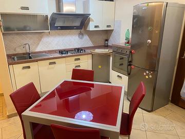 Cucina angolare completa di elettrodomestici, tavo