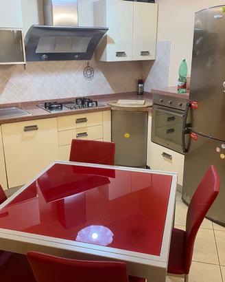 Cucina angolare completa di elettrodomestici, tavo