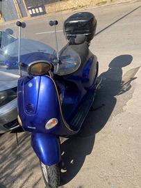 Vespa 150 blu
