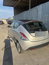 Lancia y 5 porte anno 2012