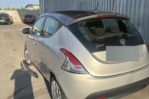 Lancia y 5 porte anno 2012