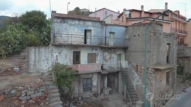 Rudere da ristrutturare con terreno circostante