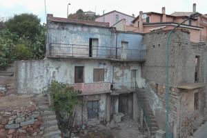 Rudere da ristrutturare con terreno circostante