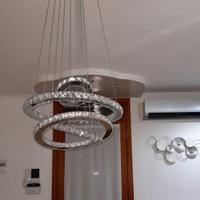 lampadario moderno a led piu'applique abbinata
