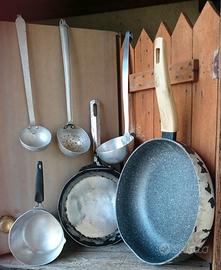 Pentolame in alluminio anni '50 per arredo taverna