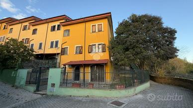 VILLA A SCHIERA A CASTELNUOVO DI PORTO