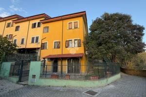 VILLA A SCHIERA A CASTELNUOVO DI PORTO