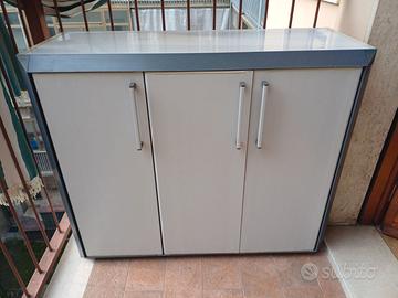 Mobiletto da esterno in plastica