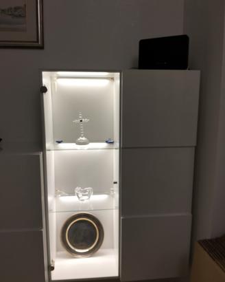 mobile con vetrinetta e led