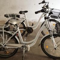 coppia bici elettrica con pedalata assistita
