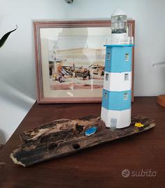 Faro in legno bianco e azzurro su legno di mare
