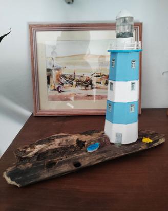 Faro in legno bianco e azzurro su legno di mare