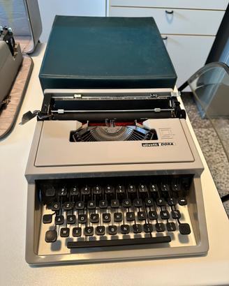 Macchina da scrivere Olivetti Dora