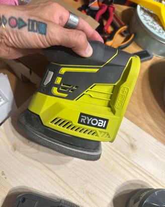 Levigatrice Ryobi con due batterie e carica b.