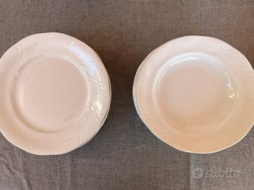 Set di piatti bianchi
