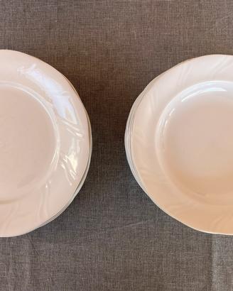 Set di piatti bianchi