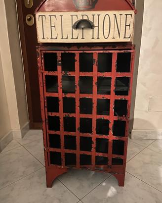 Cabina telefonica cantinetta vini antichizzata