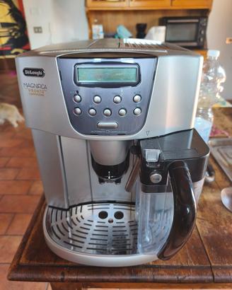 macchina caffè  e cappuccino de longhi