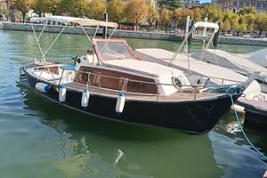 Barca a motore Aj Natatangi
