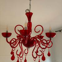 Elegante lampadario in vetro rosso
