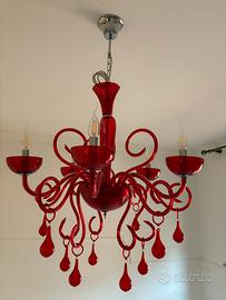 Elegante lampadario in vetro rosso