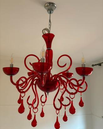 Elegante lampadario in vetro rosso