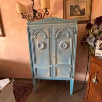 Mobile shabby chic azzurro restaurato a mano