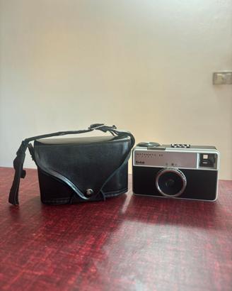Fotocamera Kodak Instamatic 33 con custodia