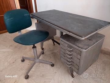 Scrivania con sedia