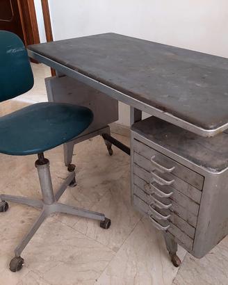 Scrivania con sedia