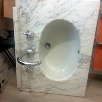 Piano in marmo per bagno con lavandino e rubinetti