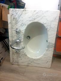 Piano in marmo per bagno con lavandino e rubinetti
