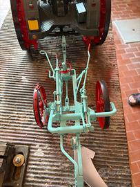 Modellino trattore Landini con aratro
