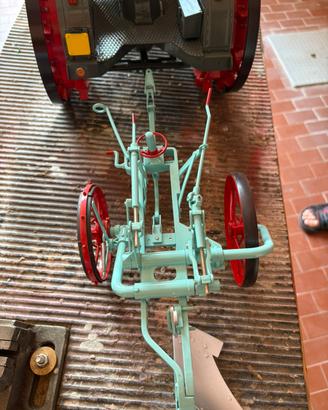 Modellino trattore Landini con aratro