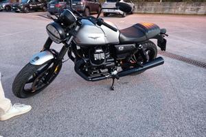 Moto Guzzi V7 Stone - 2023 + Caschi MotoGuzzi
