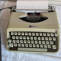 Macchina da scrivere Amica 56