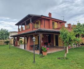 PRATO FIORITO villa con ampio giardino e box auto
