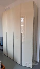 Armadio lineare: 4 ante laccate bianche