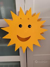 Lampadario per cameretta a forma di sole.