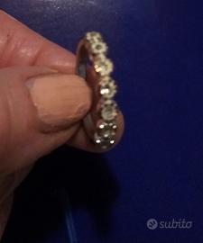 Anello con zirconi