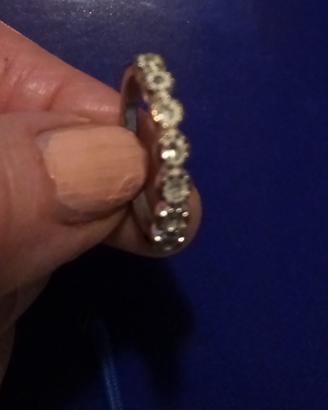 Anello con zirconi