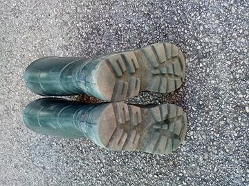 Stivali uomo in gomma color verde n. 41.