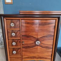 Mobiletto con macchina da cucire antica