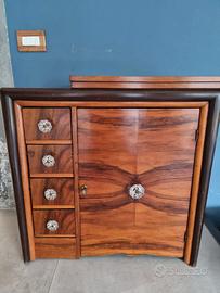 Mobiletto con macchina da cucire antica