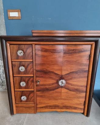 Mobiletto con macchina da cucire antica