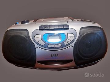Radio con lettore cd e misicasette.
