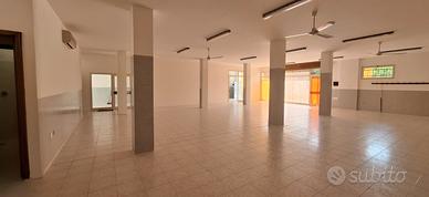 Traversa Via Carmine Ampio locale con cortile