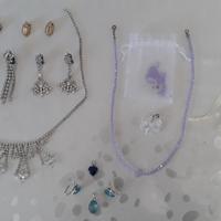 Lotto di collane e orecchini